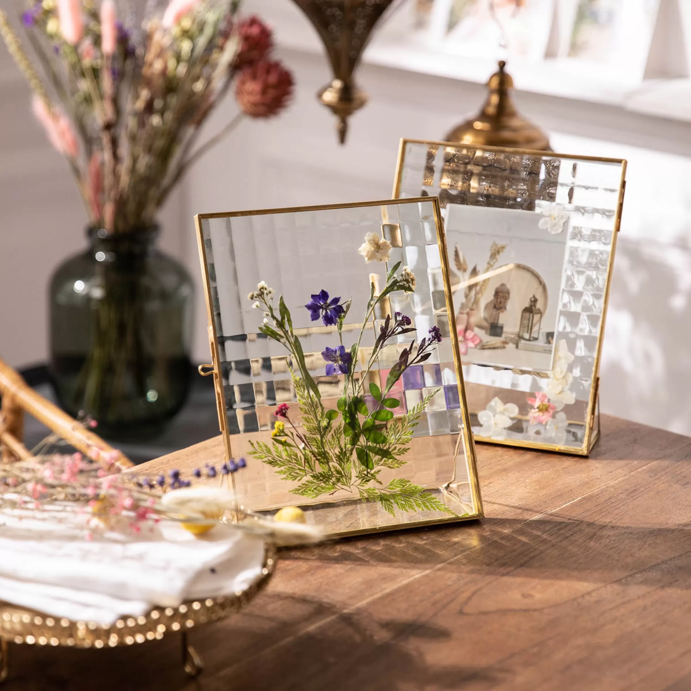Depot Melange De Fleurs Sechees Et De Fleurs A Tige, Presse